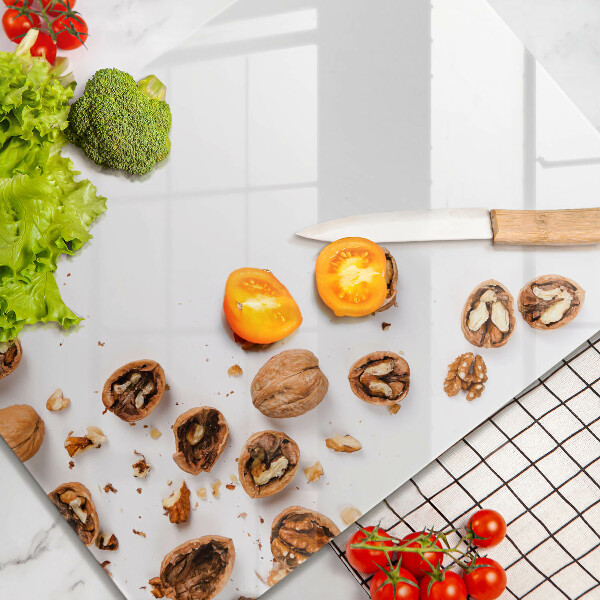 Sklenená doska na krájanie Orechy na bielom pozadí