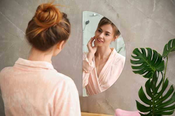 Polkruhové dizajnové zrkadlo bez rámu 50x100 cm