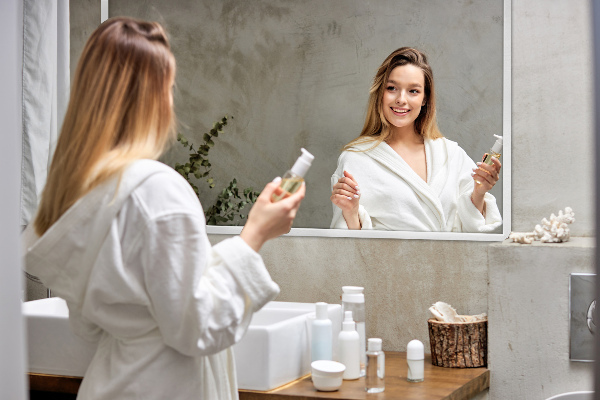 Moderné obdĺžnikové kúpeľňové zrkadlo v bielom ráme 60x40 cm