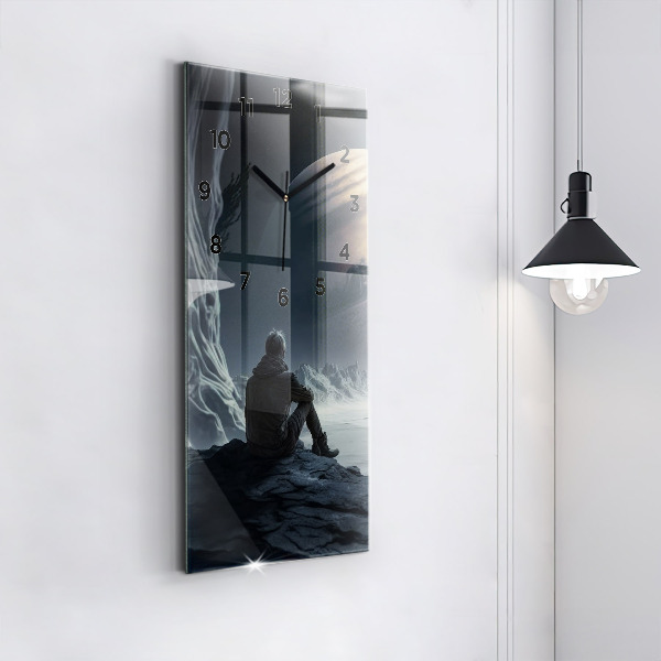 Vertikálne hodiny Muž na pozadí mesiaca