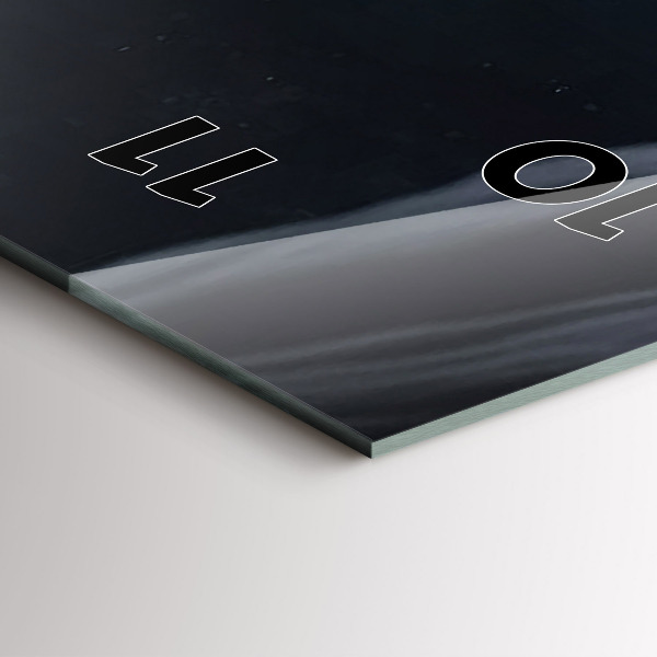 Vertikálne hodiny Muž na pozadí mesiaca