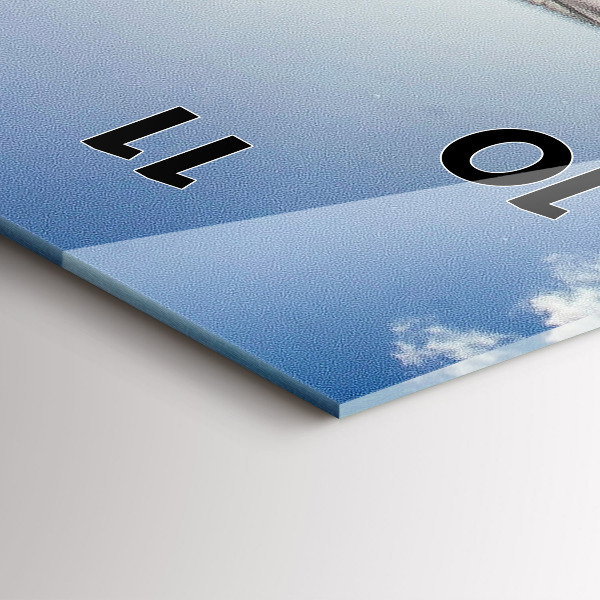 Vertikálne hodiny Poľská vlajka proti oblohe