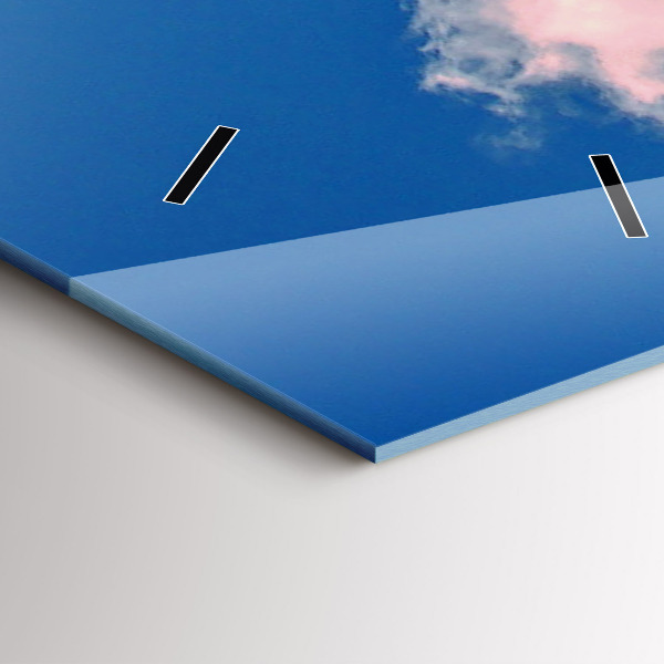 Vertikálne hodiny Hory pod modrou oblohou