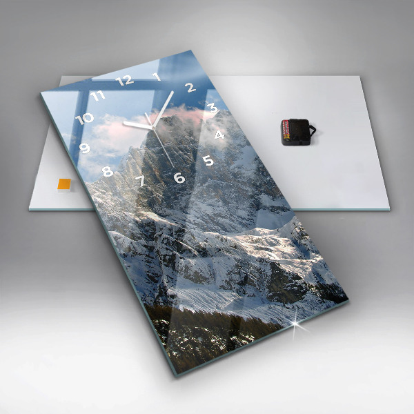 Vertikálne hodiny Hory pod modrou oblohou