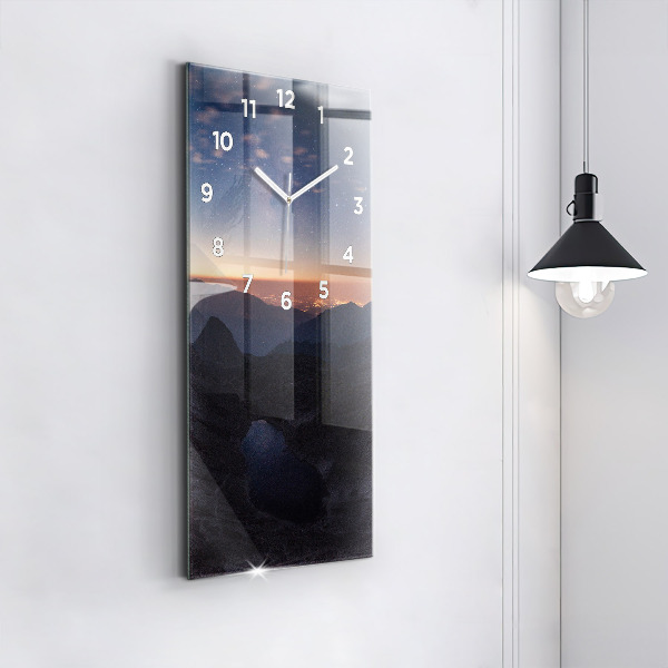 Vertikálne hodiny Hory pri západe slnka