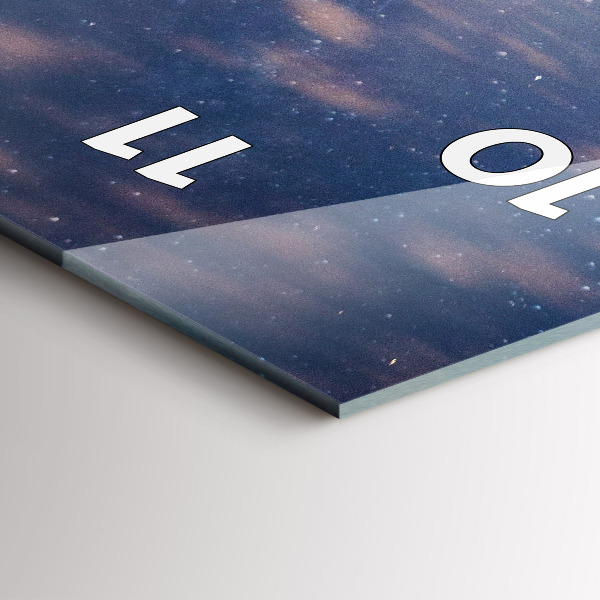 Vertikálne hodiny Hory pri západe slnka