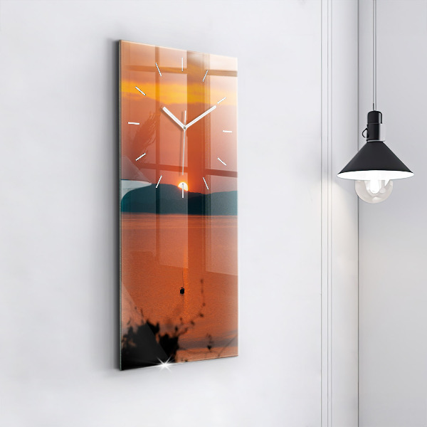 Vertikálne hodiny Balaton vo večerných hodinách