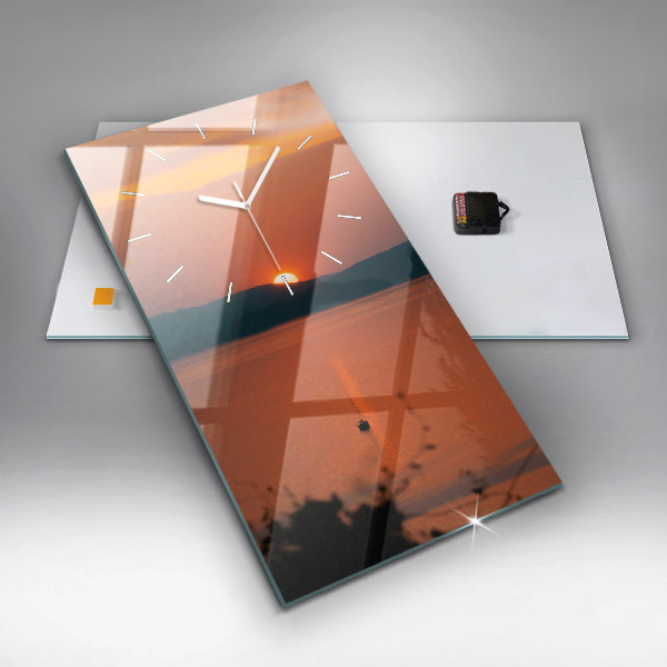 Vertikálne hodiny Balaton vo večerných hodinách