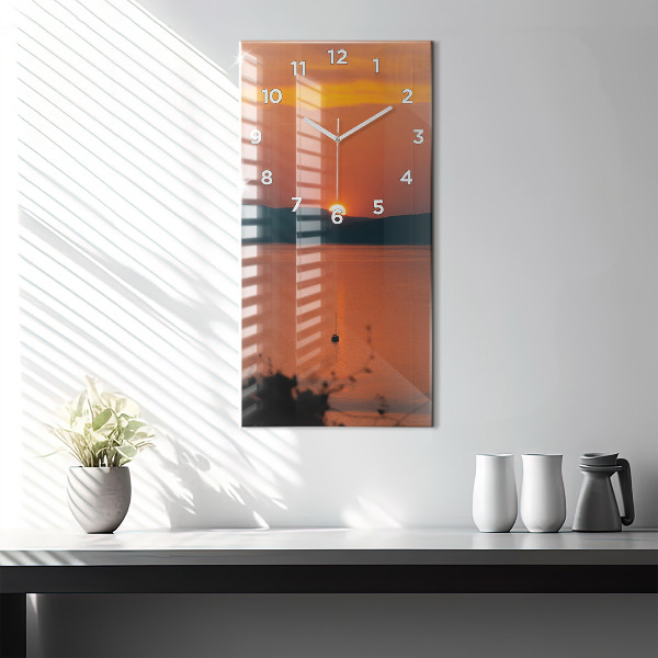 Vertikálne hodiny Balaton vo večerných hodinách