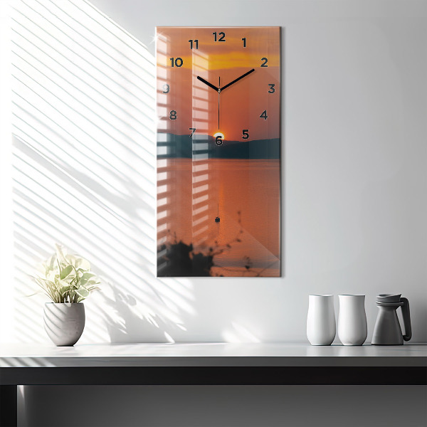 Vertikálne hodiny Balaton vo večerných hodinách