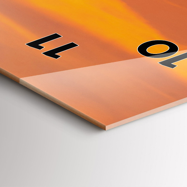 Vertikálne hodiny Balaton vo večerných hodinách