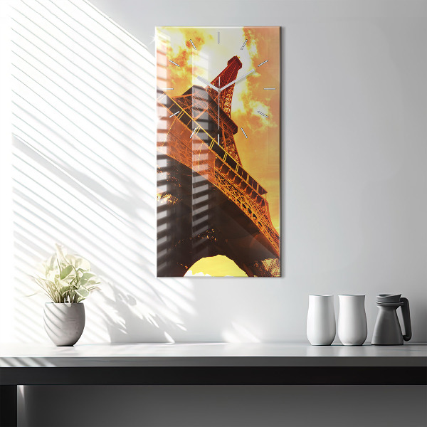 Vertikálne hodiny Eiffelova veža v Paríži