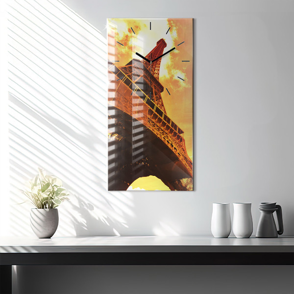 Vertikálne hodiny Eiffelova veža v Paríži