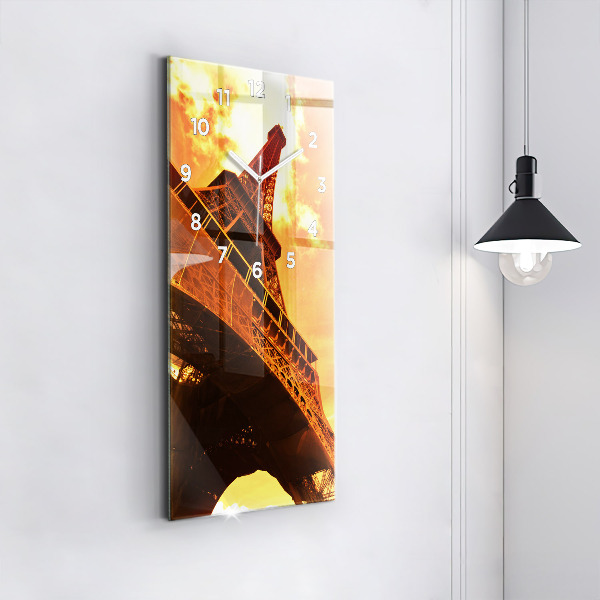 Vertikálne hodiny Eiffelova veža v Paríži