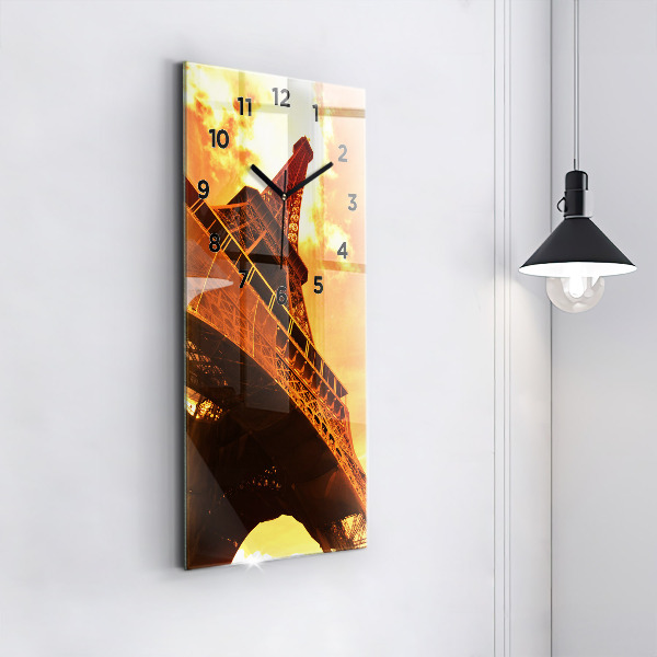 Vertikálne hodiny Eiffelova veža v Paríži