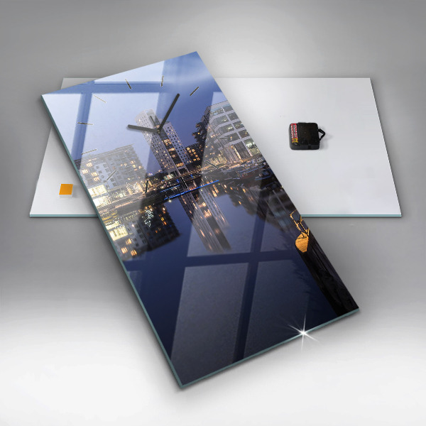 Vertikálne hodiny Mesto v noci osvetlené