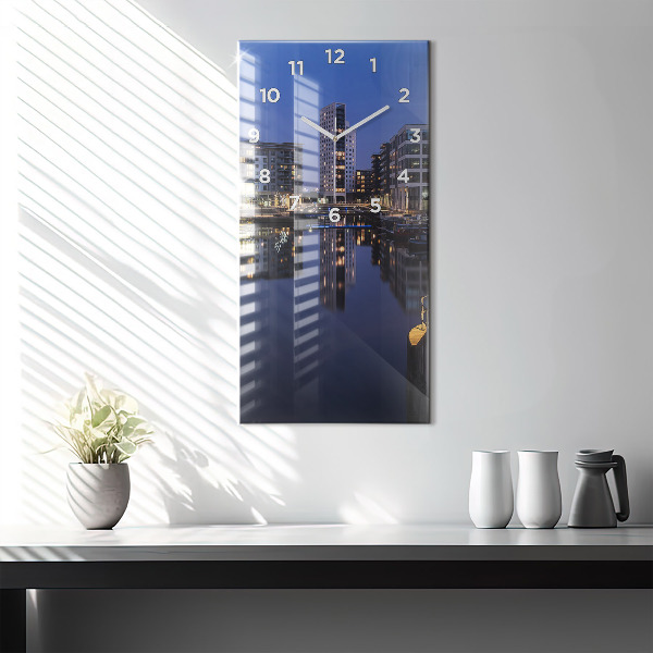 Vertikálne hodiny Mesto v noci osvetlené