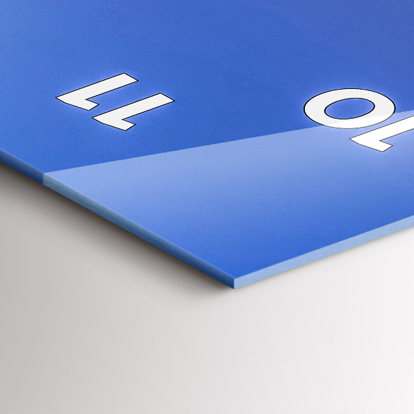 Vertikálne hodiny Mesto v noci osvetlené