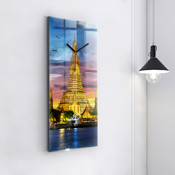 Vertikálne hodiny Chrám v Bangkoku v Thajsku