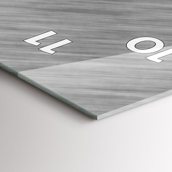 Vertikálne hodiny Kovová stena