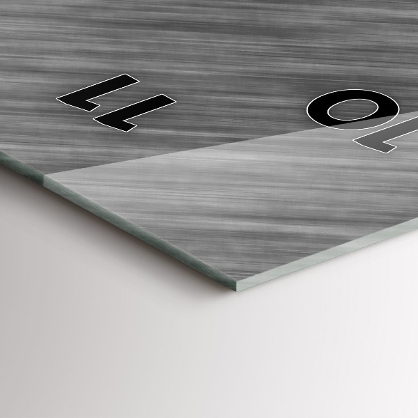 Vertikálne hodiny Kovová stena