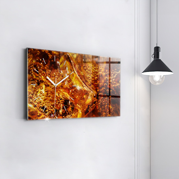 Horizontálne hodiny Detailný záber na nápoj