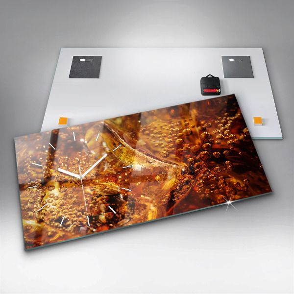 Horizontálne hodiny Detailný záber na nápoj