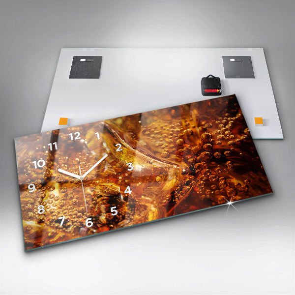 Horizontálne hodiny Detailný záber na nápoj