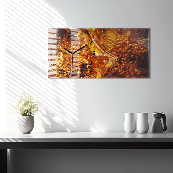 Horizontálne hodiny Detailný záber na nápoj