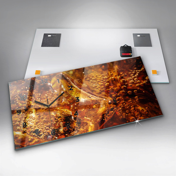 Horizontálne hodiny Detailný záber na nápoj