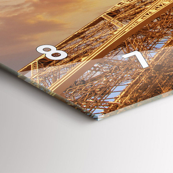 Horizontálne hodiny Eiffelova veža v slnečnom svetle