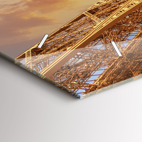 Horizontálne hodiny Eiffelova veža v slnečnom svetle