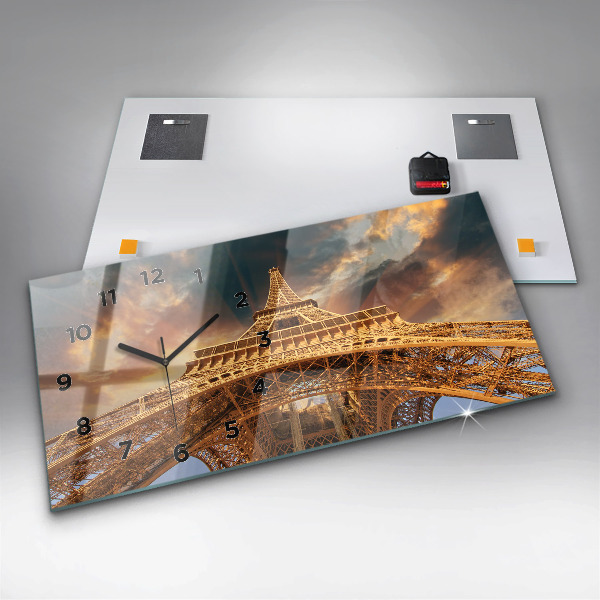 Horizontálne hodiny Eiffelova veža v slnečnom svetle