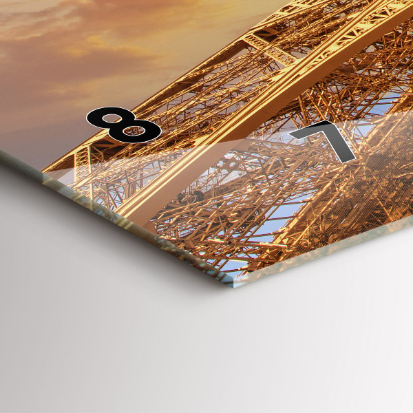 Horizontálne hodiny Eiffelova veža v slnečnom svetle