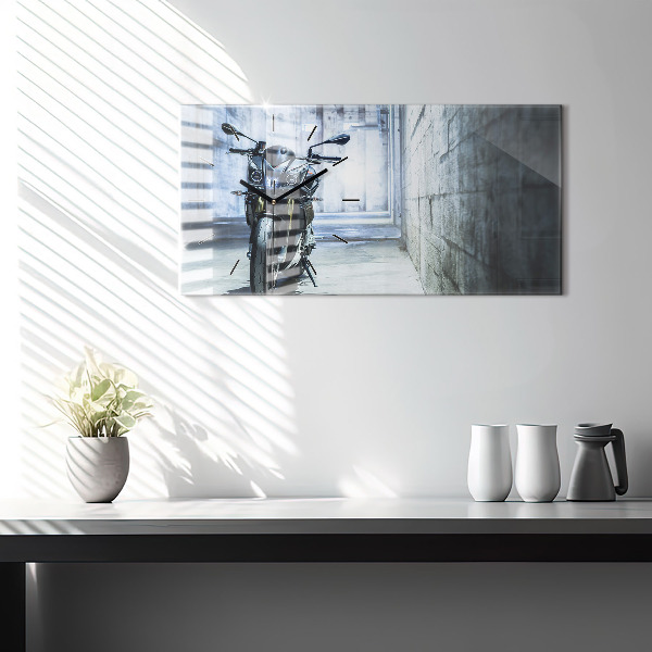 Horizontálne hodiny Motorka v uličke