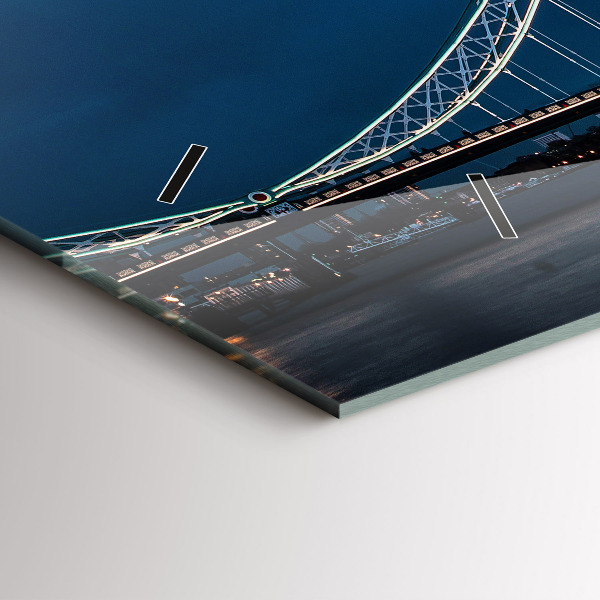 Horizontálne hodiny Tower Bridge v noci v Londýne