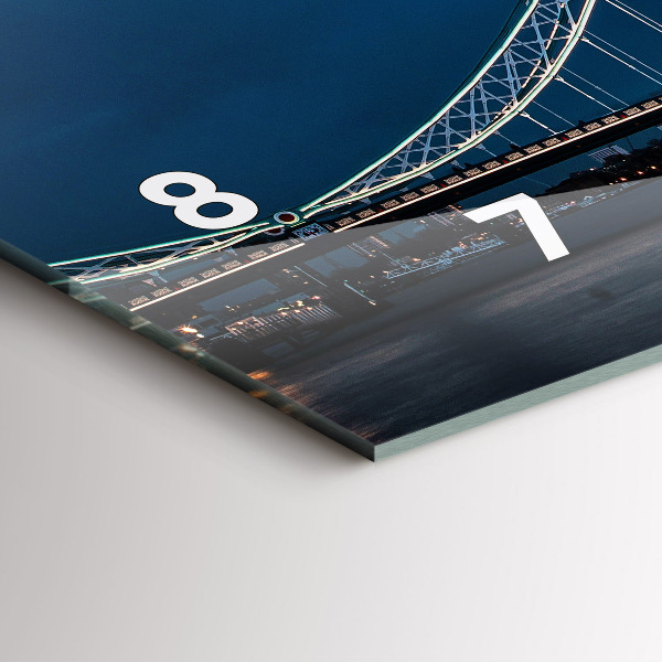 Horizontálne hodiny Tower Bridge v noci v Londýne