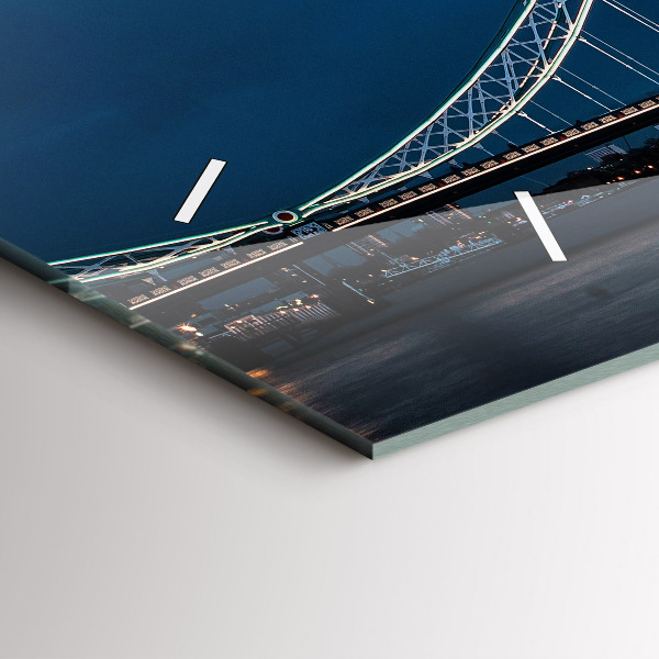 Horizontálne hodiny Tower Bridge v noci v Londýne