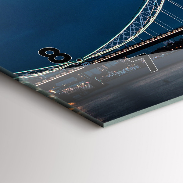 Horizontálne hodiny Tower Bridge v noci v Londýne