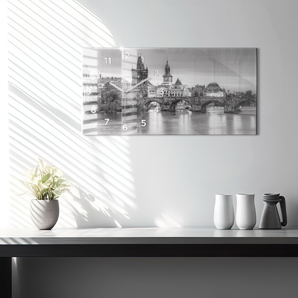 Horizontálne hodiny Pohľad na Karlov most v Prahe