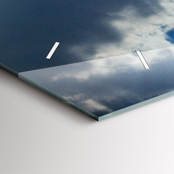 Horizontálne hodiny Poľská vlajka proti oblohe