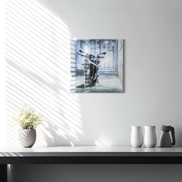 Štvorcové hodiny Motorka v uličke