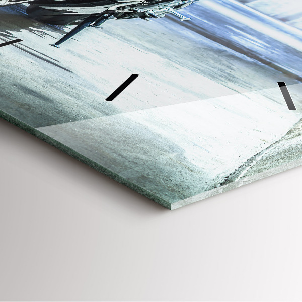 Štvorcové hodiny Motorka v uličke