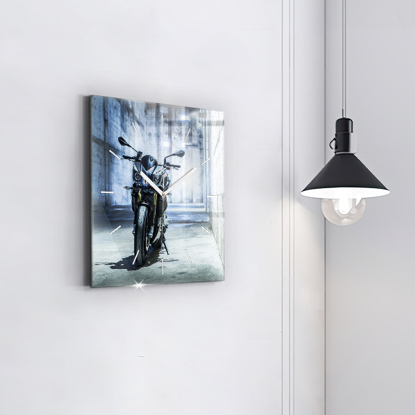 Štvorcové hodiny Motorka v uličke