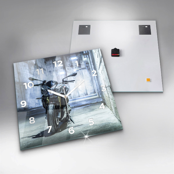 Štvorcové hodiny Motorka v uličke