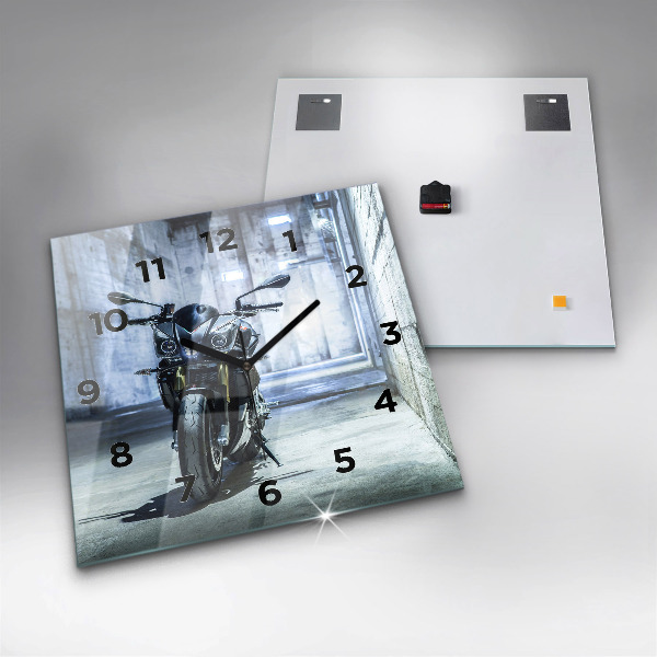 Štvorcové hodiny Motorka v uličke