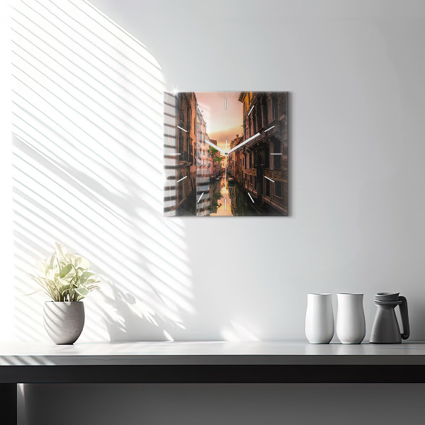 Štvorcové hodiny Pohľad na kanál v meste