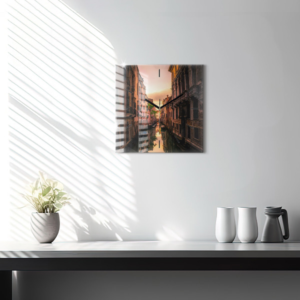 Štvorcové hodiny Pohľad na kanál v meste