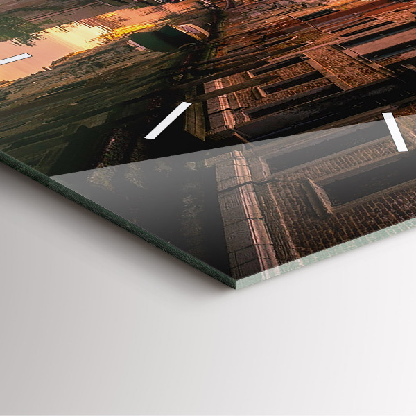 Štvorcové hodiny Pohľad na kanál v meste