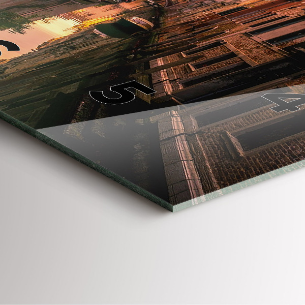 Štvorcové hodiny Pohľad na kanál v meste